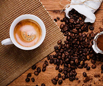 El cafe contiene nutrientes esenciales como vitaminas B2, vitaminas B5, potasio, niacina y magnesio