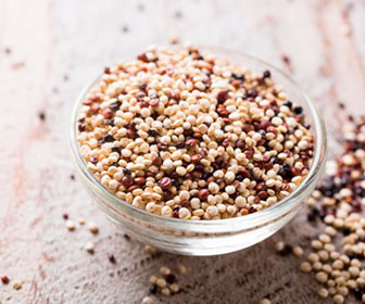 Uno de los beneficios de la quinoa gracias a su contenido en calcio y magnesio es que ayuda a reducir las migrañas al bajar la presión arterial