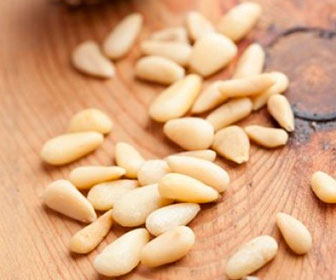 Los piñones (semillas del pino piñonero) son un fruto seco muy rico en vitamina E y zinc